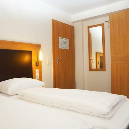 Hotel Krauthof Λούντβιχσμπουργκ Εξωτερικό φωτογραφία